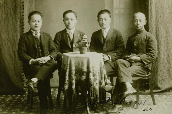 본 전시 1부 시대의 초상_ 남성 4명의 초상사진, 개성 지전사진관, 1931.jpg
