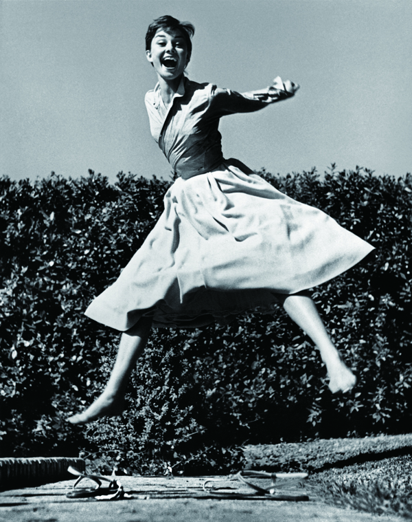 [점프1]오드리 헵번,1955_ⓒ Philippe Halsman Magnum Photos.jpg