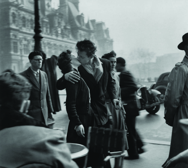 [이미지2] 로베르 두아노, 파리 시청 앞 광장에서의 키스, 1950.jpg
